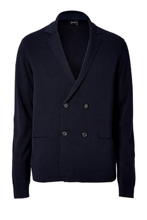 Der elegante Cardigan aus feiner Baumwolle von Jil Sander (über Stylebop um 630 Euro) lässt sich wunderbar zur Anzughose aber auch zu Chinos kombinieren.