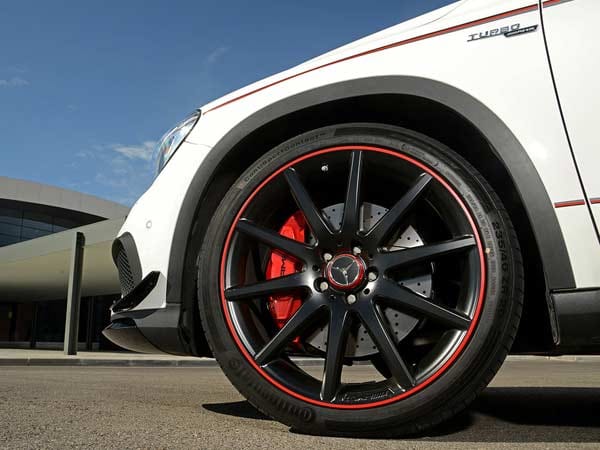 Hinter den speziellen 20-Zoll-Felgen beißen die AMG Hochleistungs-Bremsen mit rundum belüfteten und perforierten Scheiben fest zu.