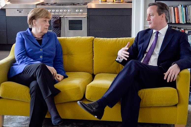 Merkel und der britische Premier David Cameron unterhalten sich zu Beginn ihres Treffens in Downing Street No. 10 in London.