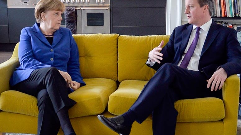 Merkel und der britische Premier David Cameron unterhalten sich zu Beginn ihres Treffens in Downing Street No. 10 in London.