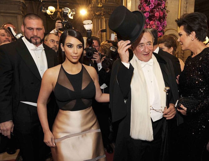 Auch ansonsten war der Opernball kein erfreuliches Ereignis: Richard Lugners Stargast Kim Kardashian enttäuschte den Gastgeber auf ganzer Linie und ließ sogar den Aufruf zum allgemeinen Tanz auf dem Wiener Opernball am späten Donnerstagabend tatenlos verstreichen.