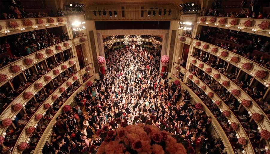 Die mehr als 5000 Gäste auf dem Opernball kümmerte der Rummel um Kardashian wenig.