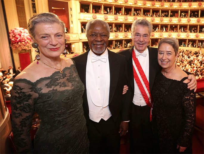 Auch der ehemalige Generalsekretär der Vereinten Nationen, Kofi Annan, und dessen Frau Nane Lagergren waren Gäste auf dem Wiener Opernball und wurden vom österreichischen Bundespräsidenten Heinz Fischer und dessen Frau begrüßt.