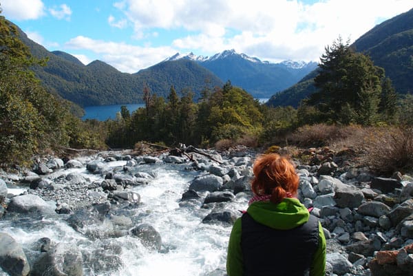 Neuseeland: Blick auf Clinton River und Berg des Fjordlands.