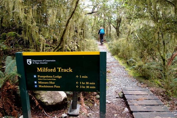 Milford Track in Neuseeland: Ende der zweiten Etappe in der Pompolona Lodge.