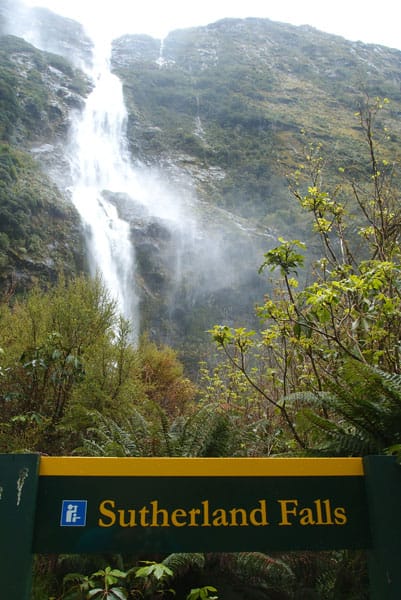 Milford Track: Sutherland Falls, der höchste Wasserfall Neuseelands.