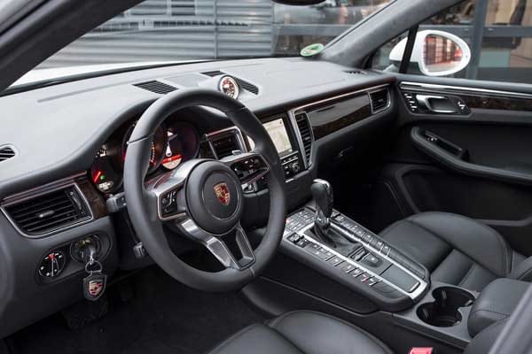 Typisch Porsche findet der Schlüssel links vom Lenkrad sein Gegenstück. Die Mittelkonsole, das Infotainment-System mit Touchscreen, die analoge Stoppuhr des Sport Chrono-Paket und…