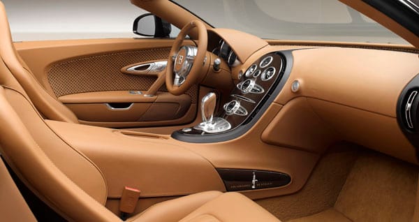 Auch der Innenraum des Wagens ist ausgesprochen elegant. Der Vitesse ist vollständig mit einer cognacfarbenen Flechtleder-/Leder-Kombination ausgekleidet.