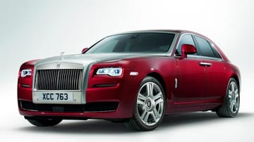Die zweite Serie des Rolls-Royce Ghost setzt sich optisch vor allem durch die zusammengekniffenen Scheinwerfer von ihrem Vorgänger ab.
