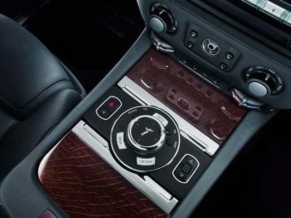 iDrive im Rolls-Royce-Style: Der Spirit of Ecstasy Rotary Controller besitzt nun auch ein Touchpad.