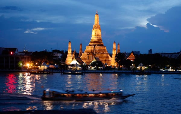 Der Tempel Wat Arun in Bangkok. Die thailändische Hauptstadt ist bekannt für ihre vielen Schneider. Die besten von ihnen verwenden ausschließlich italienische und englische Stoffe, natürlich nur aus bester australischer und neuseeländischer Schurwolle.