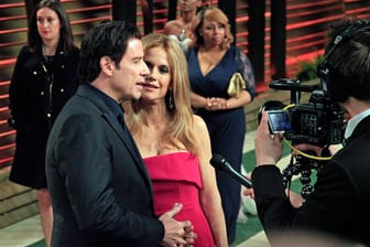 Da war es schon passiert: John Travolta mit Ehefrau Kelly Preston nach dem Namens-Patzer bei der Oscarverleihung.