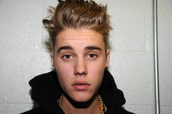 Am 4. März 2014 wurden Polizeifotos veröffentlicht, die Justin Biebers Tätowierungen zeigen.