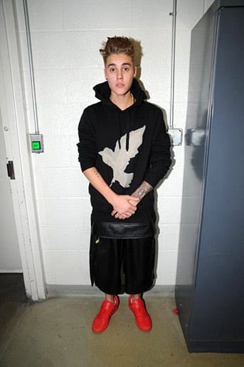 Bieber muss sich in Miami vor Gericht verantworten, weil er am 23. Januar 2014 deutlich zu schnell mit einem Lamborghini gefahren sein soll, offenbar bei einem Rennen auf offener Straße mit einem ebenfalls festgenommenen Freund. Zudem wirft ihm die Anklage vor, zuvor Alkohol getrunken und Marihuana geraucht zu haben.