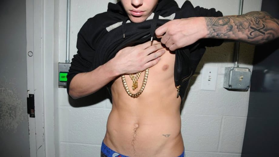 Auf seine Leiste hat sich Bieber eine kleine Friedenstaube tätowieren lassen.