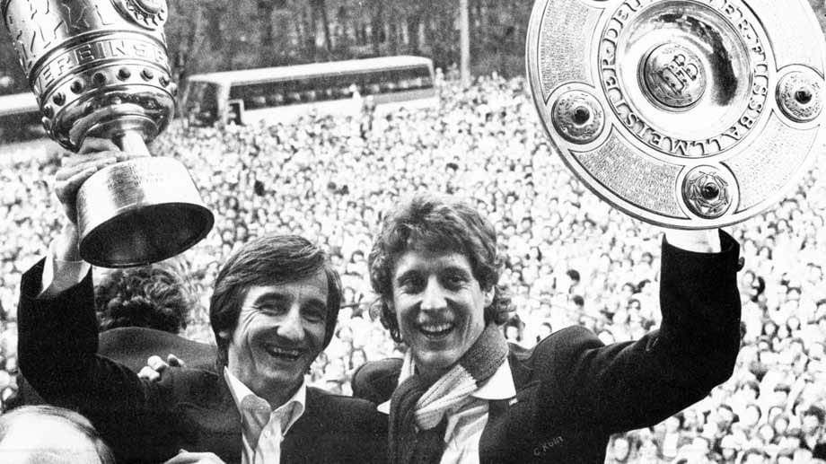 Doch auch sportlich sorgt Schumacher für Schlagzeilen: Im Jahr 1978 feiert er den wohl größten Erfolg seiner (Vereins-)Karriere. An der Seite von Hannes Löhr (li.) gewinnt er das Double.