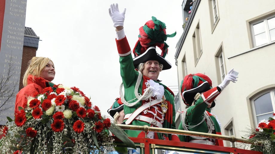 Mittlerweile ist Schumacher 60 Jahre alt und genießt das Leben - und den Karneval - in vollen Zügen.