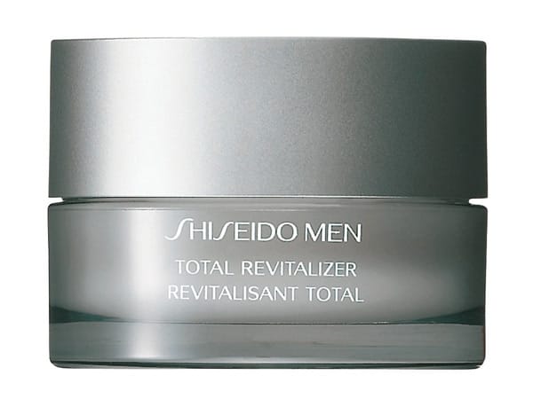 Um die Vitalität von reifer Haut zu erhalten, hat Shiseido die “Total Revitalizer” Creme (etwa 74 Euro) für Männer entwickelt. Dank der Anti-Aging-Formel können Sie Ihrem fahlen Teint so wieder neue Energie einhauchen.