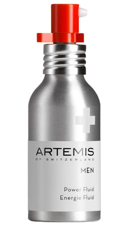Das “Power Fluid” von Artemis (circa 25 Euro) ist optimal für alle Männer, die mit Cremes nicht viel anfangen können. Das Fluid von Artemis zieht sehr schnell ein und wirkt den Müdigkeits-Anzeichen entgegen.