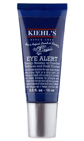 Der “Facial Fuel Eye Alert” von Kiehl’s (21 Euro) sollte ebenfalls nicht in Ihrem Badezimmer fehlen. Der entspannende Gurken-Extrakt verspricht eine kühlende Wirkung und lässt dicke Augen am Morgen verschwinden.