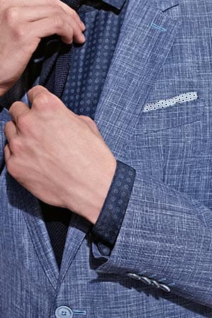 Blau ist in diesem Frühjahr DIE Trendfarbe. Spannung bringen Strukturen und tonige Muster wie beim Sakko von Tommy Hilfiger Tailored in all das Blau.