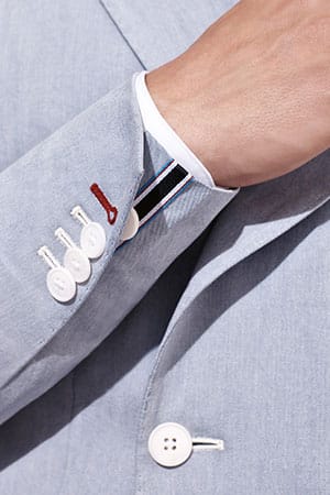 Kleine feine Details werden zum großen Hingucker: Farbig eingefasste Knopflöcher bei Tommy Hilfiger Tailored.