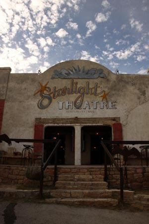 Außerdem können Touristen direkt nebenan ins Starlight Theater gehen, ein alter Kino mit Lehmmauern, in dem auch ein uriges Restaurant mit Bar eingerichtet wurde.