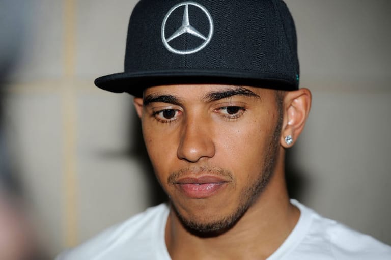 Lewis Hamilton startet auch diese Saison wieder für Mercedes. Seine Nummer ist die 44. Mit ihr feierte er in seiner Kartzeit große Erfolge, außerdem ist die 44 die Landesvorwahl Englands.
