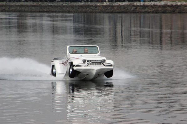 Das Panther Watercar ist mit Tempo 80 im Wasser das schnellste Amphibienfahrzeug der Welt.