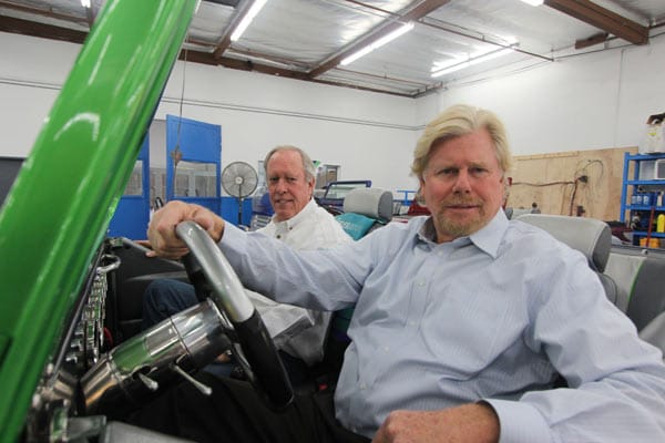 Fred Selby (links) und Eigentümer Dave March sind stolz darauf, dass ihre Firma keine Schulden hat und jedes Fahrzeug erst auf Kundenbestellung gefertigt wird.