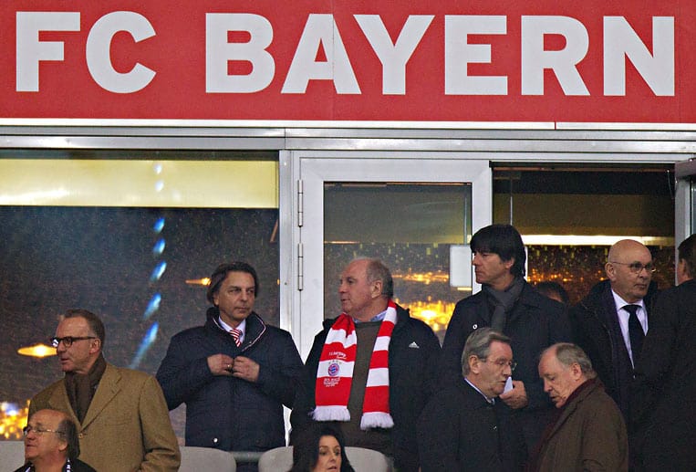 Wenn der FC Bayern spielt, ist Uli Hoeneß (Mi.) zu Gast auf der Tribüne. Das ändert sich auch nicht durch seinen Steuerprozess.