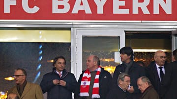 Wenn der FC Bayern spielt, ist Uli Hoeneß (Mi.) zu Gast auf der Tribüne. Das ändert sich auch nicht durch seinen Steuerprozess.