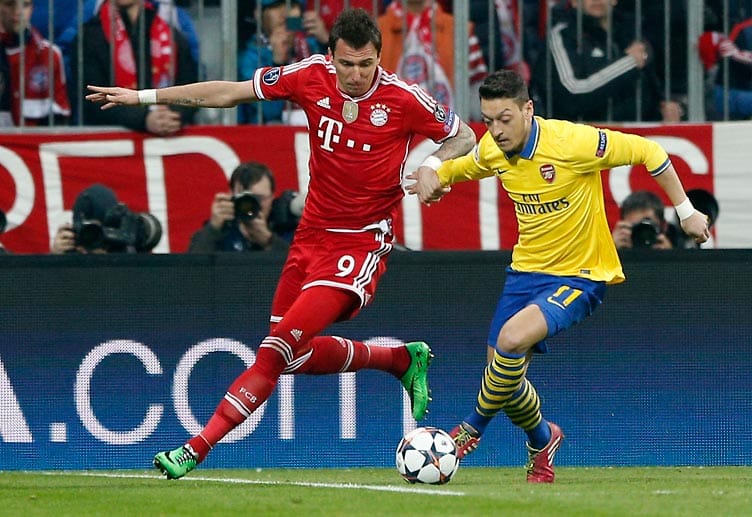 Mit Mesut Özil (re.) soll ein weiterer deutscher Nationalspieler in der Offensive Akzente setzen. Das gelingt ihm aber nicht. Zur Halbzeit wird er ausgewechselt.