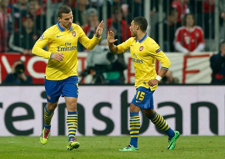 Nur drei Minuten später gleicht Luks Podolski (li.) für Arsenal aus.