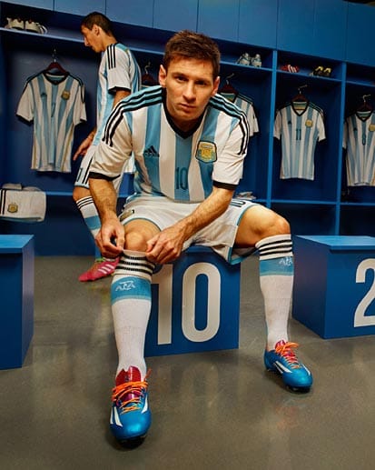 Weltklasse in drei Streifen: Argentinien, hier Kapitän Lionel Messi, blickt auf eine lange Zusammenarbeit mit Adidas zurück. Seit 1990 treten die Gauchos bei WMs in Adidas an. Ihren letzten Titel gewannen die Südamerikaner 1986 allerdings in Trikots des französischen Herstellers Le Coq Sportif.