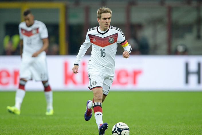 WM-Outfit: In diesen Adidas-Trikots streben Philipp Lahm und seine Teamkollegen in Brasilien nach dem vierten deutschen Titel. Schon 1990 in Italien war der DFB in Jerseys mit den drei Streifen erfolgreich. 1974 kamen die Trikots des Nationalteams aus dem Hause Erima.