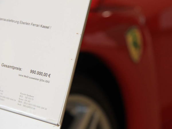 Ob nun ein auseinandergebauter Ferrari Enzo, der im Ganzen ein paar Meter weiter für 990.000 Euro angeboten wird, ein seltener F40, ein 512 M oder ein Dino – zu Eberlein kommt alles, was mit Ferrari zu tun hat.