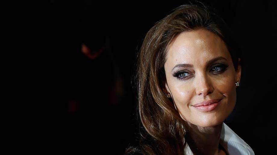 Angelina Jolie hat durch einen Gendefekt ein erhöhtes Risiko auf eine Eierstockkrebs-Erkrankung. Aus diesem Grund ließ sie sich diese in einer Operation im März 2015 entfernen.