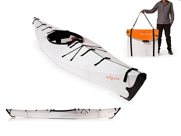 Das Oru Kayak lässt sich mittels ausgeklügelter Origamitechnik zu einer kleinen Tasche zusammenfalten. Das Leichtgewicht wiegt gerade mal 11,8 Kilogramm und kostet als Komplettpaket mit Paddel und Tasche um 1100 Euro.