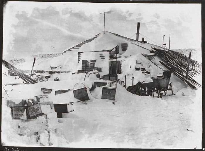 Fotos von R. F. Scotts legendärer Südpol-Expedition 1911/12: Nach einem Sturm bedeckt Schnee das Lager