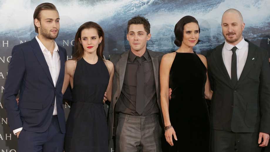 Die "Noah"-Darsteller Douglas Booth (von links nach rechts), Emma Watson, Logan Lerman, Jennifer Connelly und US-Regisseur Darren Aronofsky posieren für die Fotografen.