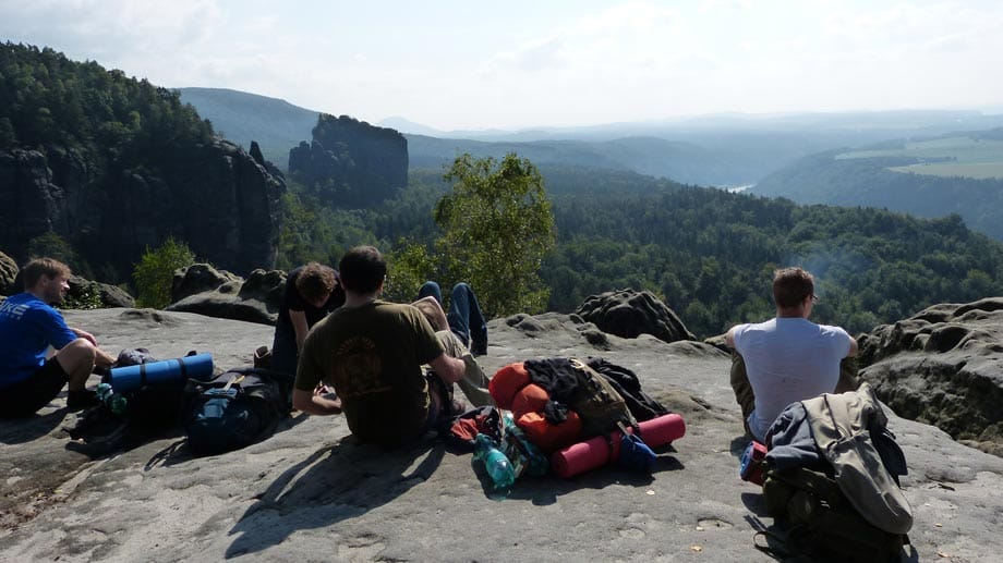Malerweg: Aussichtspunkt über der "breiten Kluft" mit Blick ins Elbsandsteingebirge.