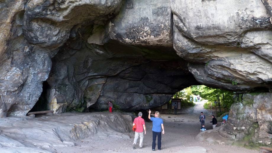 Wandern auf dem Malerweg: Felsenhöhle "Kuhstall" auf dem Neuen Wildenstein.