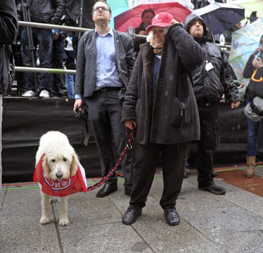 Ob dieser nette Vierbeiner weiß, dass er nicht ins Stadion darf? Jedenfalls guckt er nicht gerade erfreut. Aber Tiere dürfen nicht ins Bundesliga-Stadion - auch nicht solche mit Hundeblick. Ob dieser nette Vierbeiner weiß, dass er nicht ins Stadion darf? Jedenfalls guckt er nicht gerade erfreut. Aber Tiere dürfen nicht ins Bundesliga-Stadion - auch nicht solche mit Hundeblick.