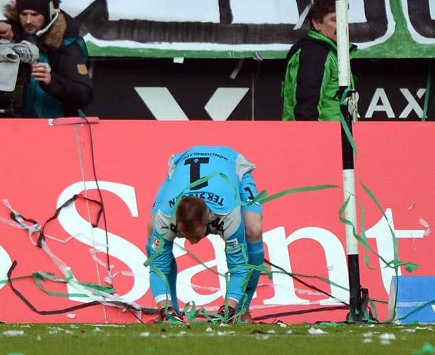 Gladbachs Torwart Marc-Andre ter Stegen beim Aufräumen. In vielen Stadien sind Konfetti und Co. daher ganz oder zumindest "in größeren Mengen" nicht erlaubt. Gladbachs Torwart Marc-Andre ter Stegen beim Aufräumen. In vielen Stadien sind Konfetti und Co. daher ganz oder zumindest "in größeren Mengen" nicht erlaubt.