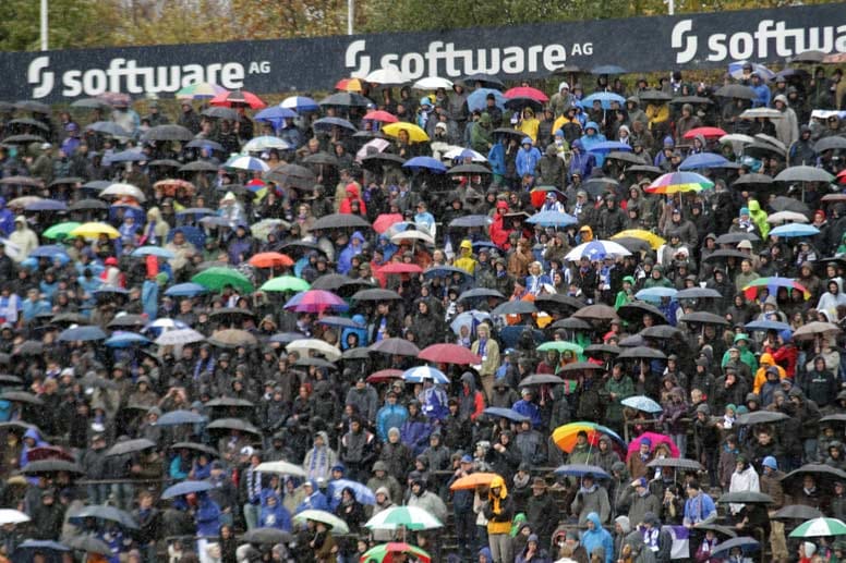 Hierzulande ist Regen nichts Außergewöhnliches. Wohl dem, der beschirmt ist. Doch was in der 3. Liga - hier beim SV Darmstadt 98 - noch möglich ist, haben manche Bundesligisten wie Schalke 04 und 1899 Hoffenheim inzwischen verboten. Bei anderen wie dem 1. FC Nürnberg sind zumindest noch die Mini-Ausgaben erlaubt. Hierzulande ist Regen nichts Außergewöhnliches. Wohl dem, der beschirmt ist. Doch was in der 3. Liga - hier beim SV Darmstadt 98 - noch möglich ist, haben manche Bundesligisten wie Schalke 04 und 1899 Hoffenheim inzwischen verboten. Bei anderen wie dem 1. FC Nürnberg sind zumindest noch die Mini-Ausgaben erlaubt.