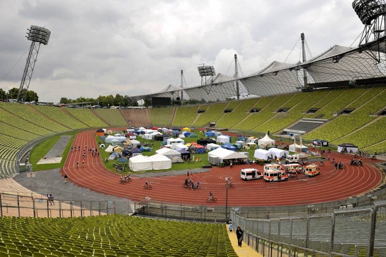 Im Olympiastadion zu München wird schon lange nicht mehr gespielt, da stören Zelte nicht so sehr. Schalke oder Borussia Mönchengladbach haben allerdings auch etwas dagegen, wenn Personen im Stadion nächtigen oder zelten. Im Olympiastadion zu München wird schon lange nicht mehr gespielt, da stören Zelte nicht so sehr. Schalke oder Borussia Mönchengladbach haben allerdings auch etwas dagegen, wenn Personen im Stadion nächtigen oder zelten.