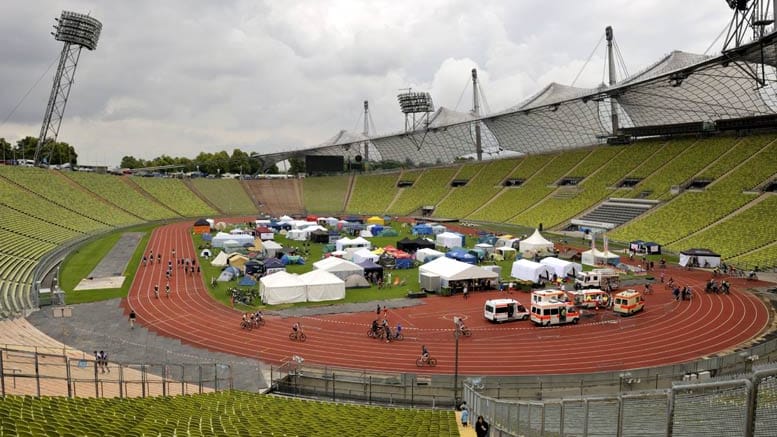 Im Olympiastadion zu München wird schon lange nicht mehr gespielt, da stören Zelte nicht so sehr. Schalke oder Borussia Mönchengladbach haben allerdings auch etwas dagegen, wenn Personen im Stadion nächtigen oder zelten.