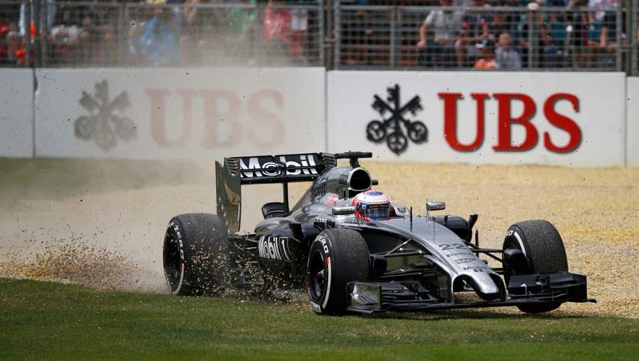 Auch am Samstag gibt es wieder einige Ausritte zu sehen. Hier wirbelt Jenson Buttos McLaren den Kies auf.