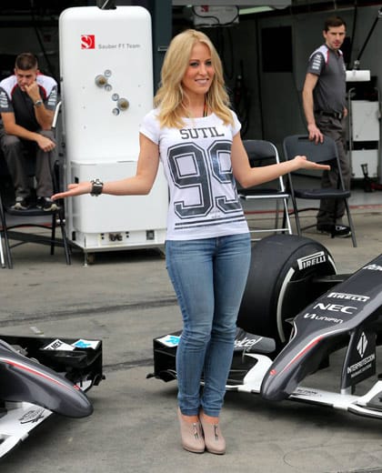 Das schönste beim Sauber F1 Team ist an diesem Tag Jennifer Becks. Denn sowohl ihr Freund, Adrian Sutil, als auch Esteban Guttierez machen mit den Plätzen 14 und 19 keine großen Sprünge.